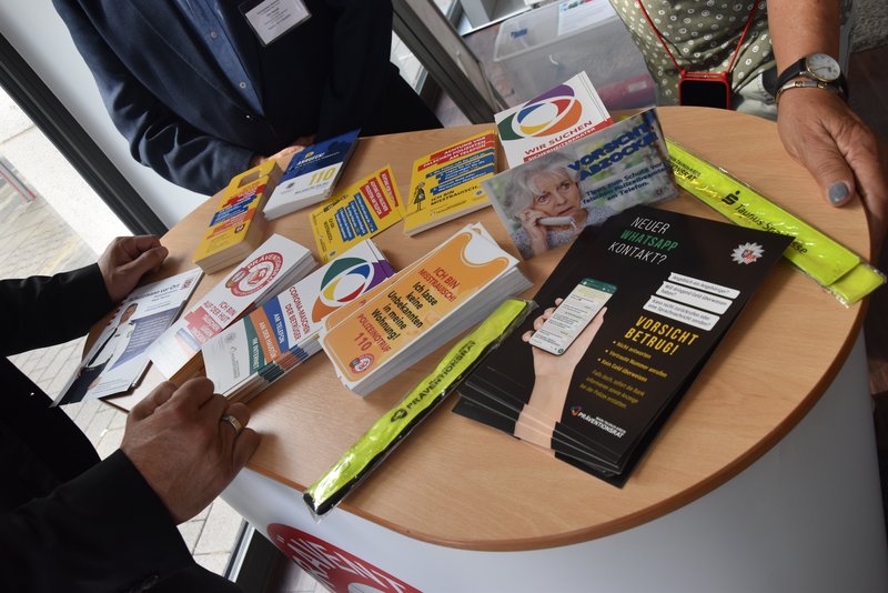 Auf dem Tisch am Stand liegen unterschiedliche Informationsbroschüren zum Thema Prävention.