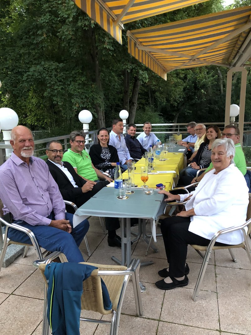 In geselliger Runde wurden die Anerkennungspreise vergeben.