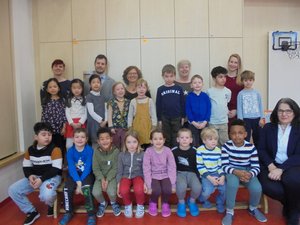 Gruppenfoto der Kindergruppe mit den Erzieherinnen und Erziehern und der Ersten Stadträtin