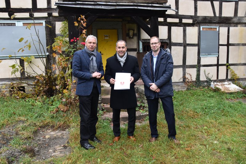 Landrat Michael Cyriax mit Bürgermeister Adnan Shaikh und Hochbauamts-Mitarbeiter Alexander Schilling.