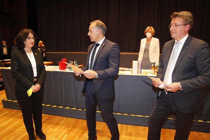 Bürgermeister Adnan Shaikh übergab Grade die Ernennungsurkunde und Stadtverordnetenvorsteher Markus von Sternheim führte die Vereidigung durch.