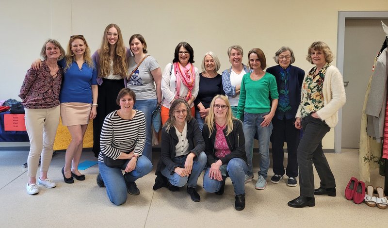 Gruppenfoto der Teilnehmerinnen der Kleidertauschparty