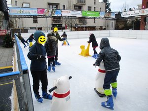 Kinder auf der Eisbahn