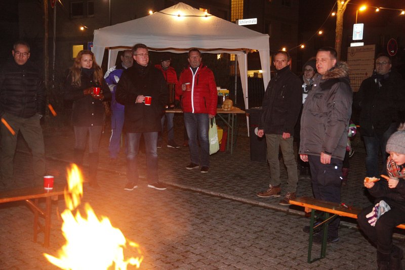 Traditionelles "Angühen" bei der Feuerwehr in Niederhöchstadt.