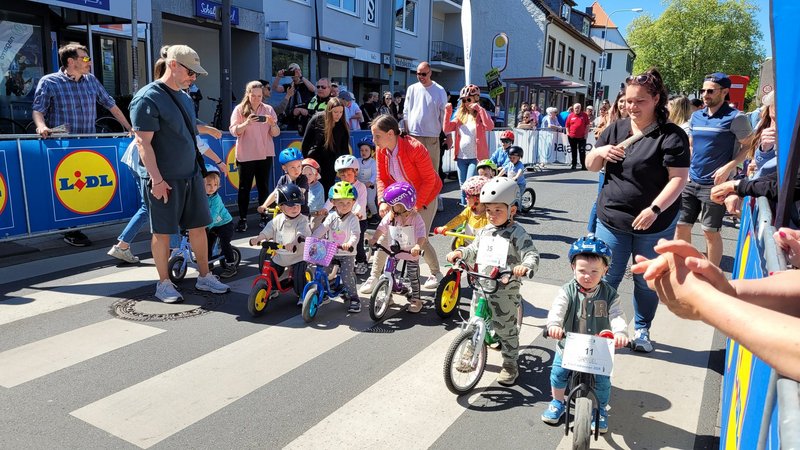 Kinder auf ihren Laufrädern warten am Start