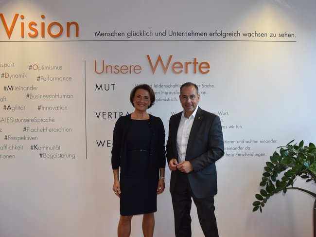Firmeninhaberin Helen Hain und Bürgermeister Adnan Shaikh.