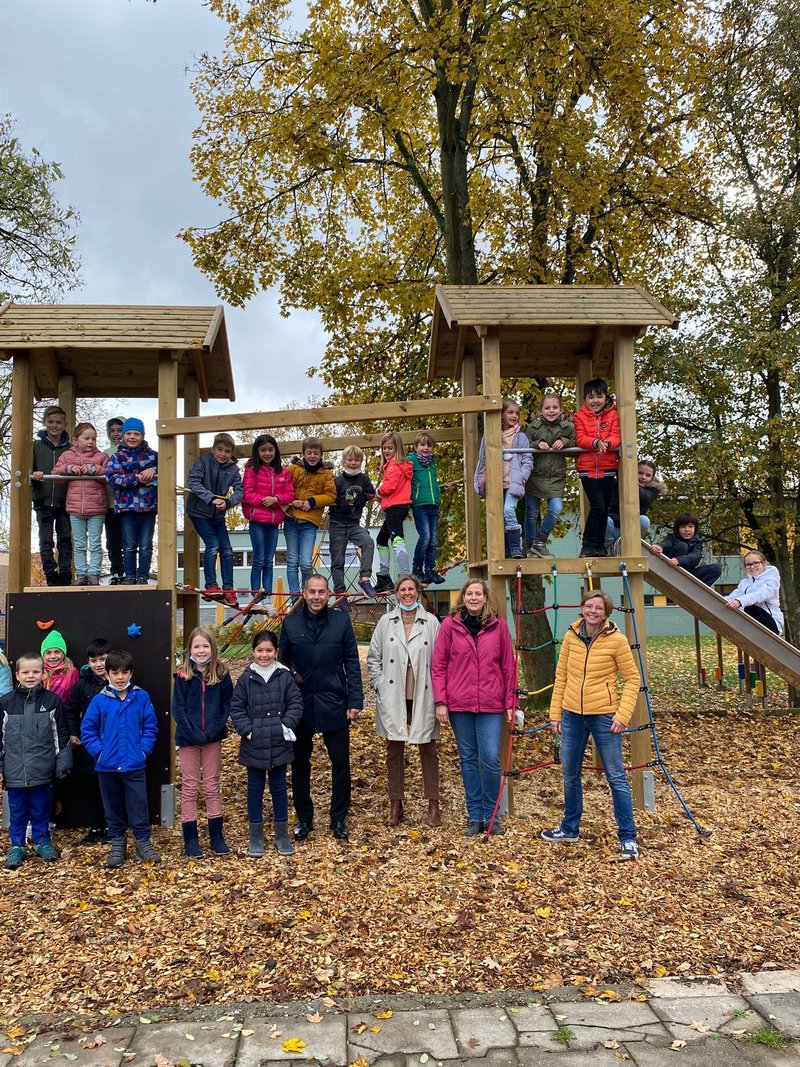Die Freude war groß, als die Kinder aus den Herbstferien zurückkamen. Auf dem Schulspielplatz fanden sie ein neues Spielgerüst mit Kletterwand und eine Hängebrücke mit neuer Rutsche.