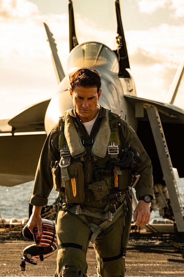 Tom Cruise als Maverick im Pilotenoutfit vor seinem Flugzeug.