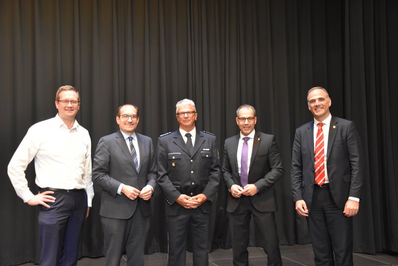 Gruppenfoto zum Abschied von Polizeihauptkommissar Uwe Schneider.
