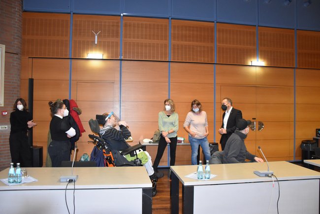 Bewohnerinnen und Bewohner des Haus Trappen besuchen das Rathaus.