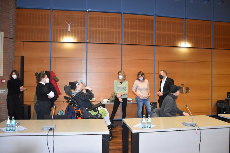 Bewohnerinnen und Bewohner des Haus Trappen besuchen das Rathaus.