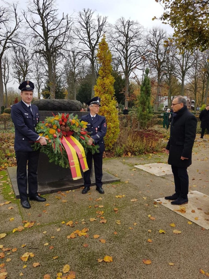 Nach der Gedenkrede von Bürgermeister Adnan Shaikh hat dieser gemeinsam mit Mitgliedern der Freiwilligen Feuerwehr Eschborn einen Kranz zum Gedenken der Oper von Krieg und Gewalt am Ehrenmal niedergelegt.