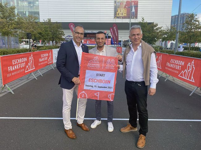 Radklassiker Eschborn-Frankfurt auch im September ein Erfolg. Eschborns Bürgermeister Adnan Shaikh mit Frankfurts Sportdezernent Mike Josef und Frankfurts Oberbürgermeister Peter Feldmann.