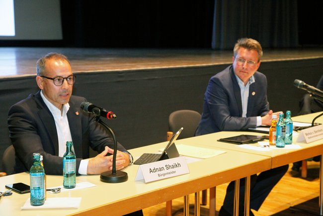 Bürgermeister Adnan Shaikh (links) und Stadtverordnetenvorsteher Markus von Sternheim.