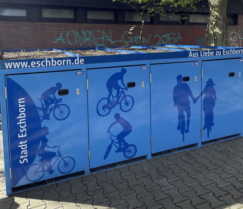 Blaue Fahrradboxen am Bahnhof Eschborn.