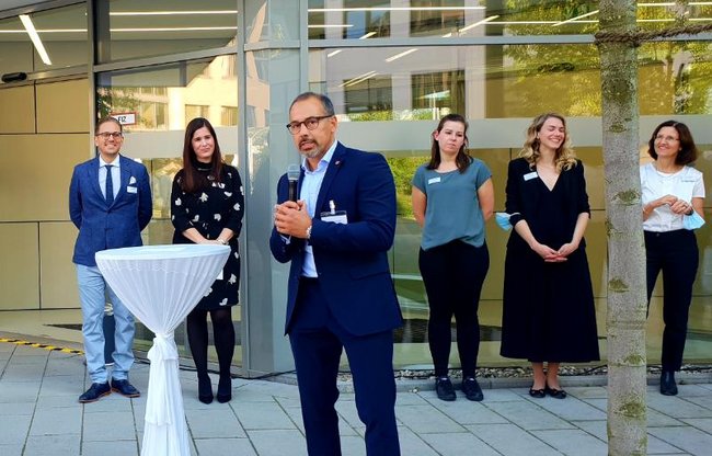 Bürgermeister Adnan Shaikh begrüßte am Freitag, dem 3. September 2021, die Leiterin der Eschborner Artemis-Augenklinik, Nadine Gronau, den ärztlichen Leiter der Eschborner Niederlassung, Dr. Med Lorenz Barleon sowie Kolleginnen und Kollegen am neuen Standort in der Kölner Straße.