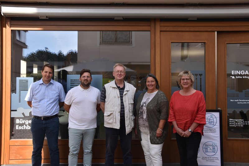 Die städtischen Mitarbeiterinnen und Mitarbeiter Stephan Samitz, Dominik Gremme, Amtsleiter Jürgen Lugert, Michaela Lacalli und Karin Koch vor dem Bürgerbüro.