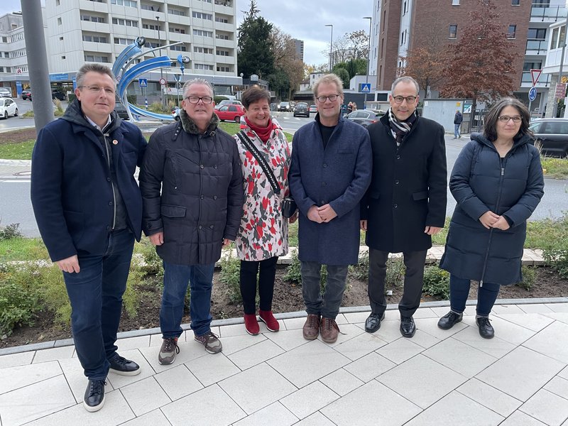 Stadtverordnetenvorsteher Markus von Sternheim, Galerist Christian Scheffel, Kulturamtsleiterin Johanna Kiesel, Künstler Stefan Rohrer, Bürgermeister Adnan Shaikh und Erste Stadträtin Bärbel Grade posieren für ein Gruppenfoto vor der neuen Skulptur