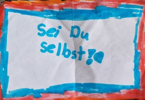 Zettel mit der blauen Aufschrift 'Sei du selbst'