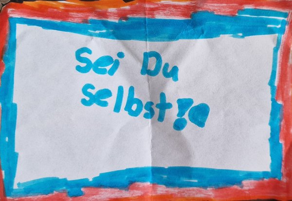 Zettel mit der blauen Aufschrift 'Sei du selbst'