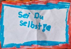 Zettel mit der blauen Aufschrift 'Sei du selbst'