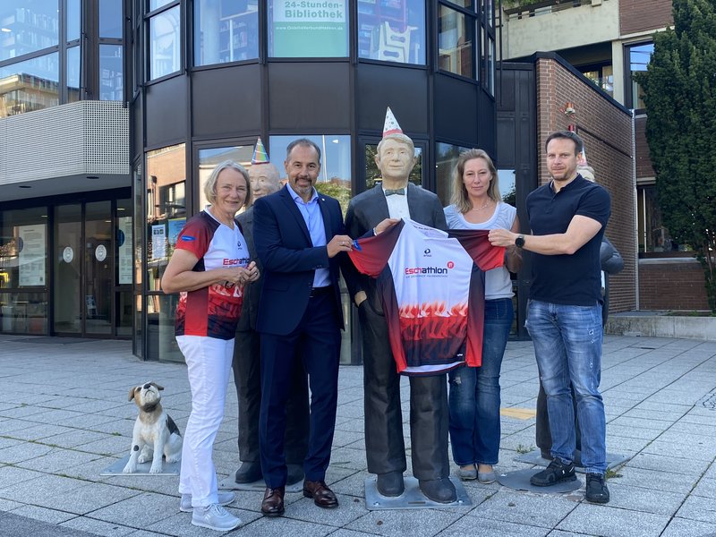 Auch Bürgermeister Adnan Shaikh erhielt ein Shirt für den Eschathlon.