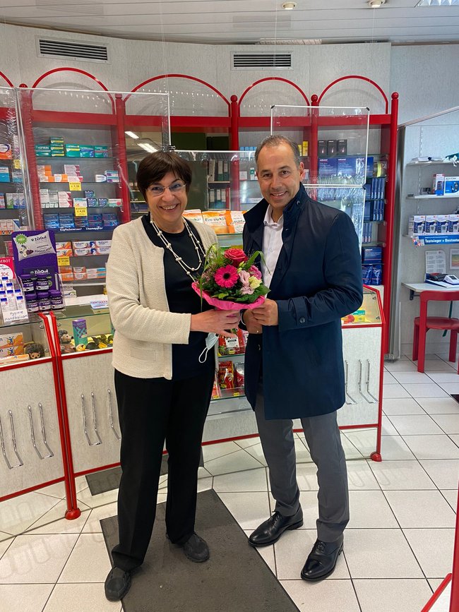 Das Pistill übergab die Vorgängerin, den Blumenstrauß überreichte der Bürgermeister: Bürgermeister Adnan Shaikh besuchte die Central-Apotheke in der Götzenstraße, um Nurcan Özer als neue Inhaberin zu begrüßen.