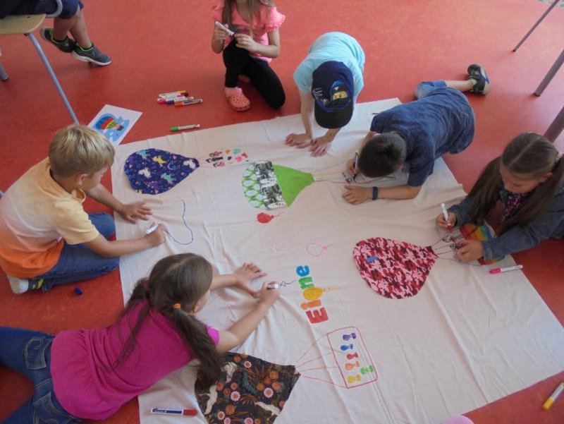 Kindertagesstätte Schillerstraße malt "Flagge für interkulturelles Miteinander".