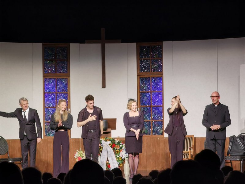 Schauspielerinnen und Schauspieler stehen nebeneinander auf der Bühne