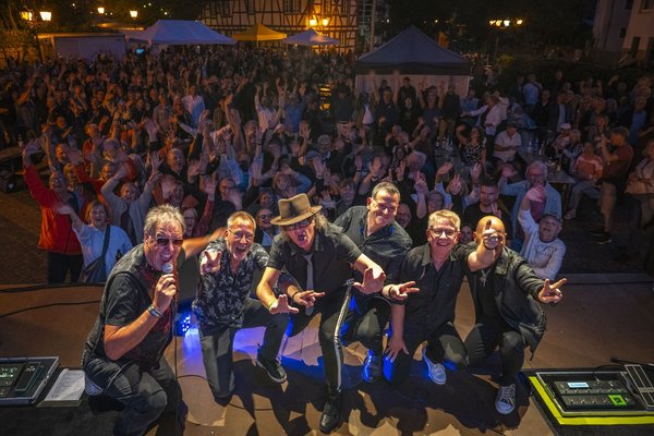 Die Panik Power Band auf der Bühne am Eschenplatz, dahinter das begeisterte Publikum.