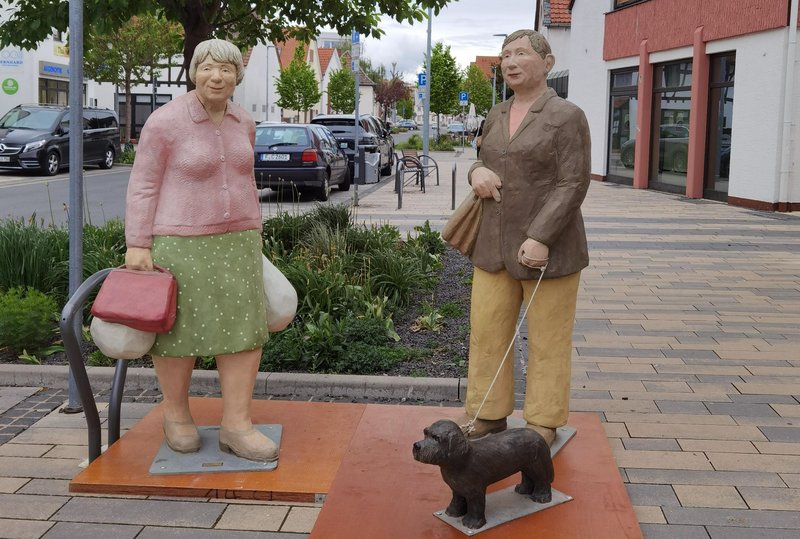 Führung durch die Ausstellung "Alltagsmenschen". Im Bild zu sehen: Die Einkaufsfrauen.