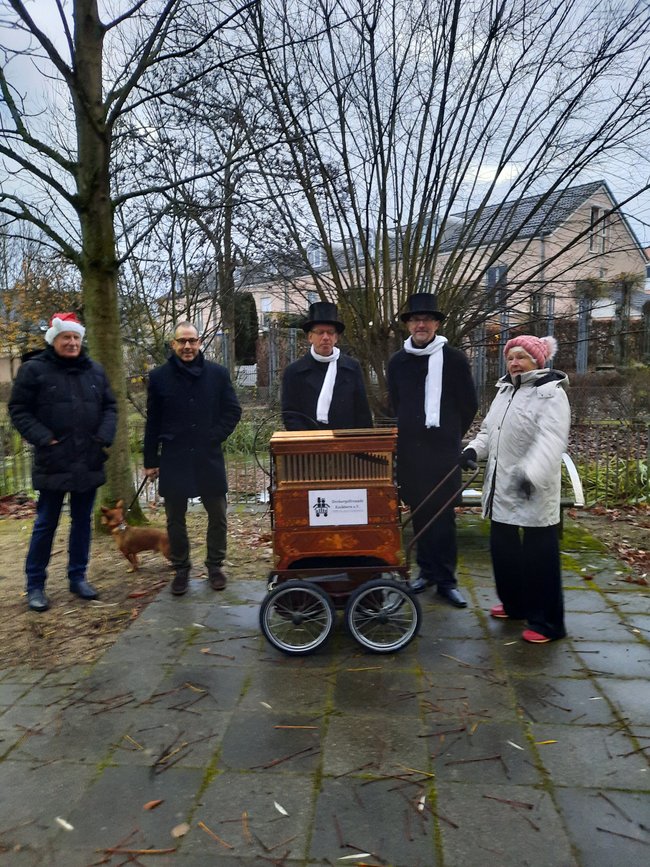 Seniorendezernent Helmut Bauch (links) und Bürgermeister Adnan Shaikh (2.v.l.) mit Künstlern und Besucherin des Drehorgelkonzerts.
