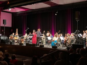 Das Bridges-Kammerorchester spielt auf der Bühne der Stadthalle.