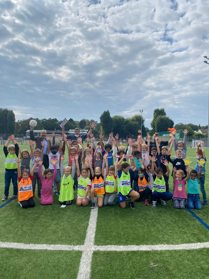 Alle städtischen Kindertagesstätten und Kinderhorte bekamen einen Fairtrade-Fußball.