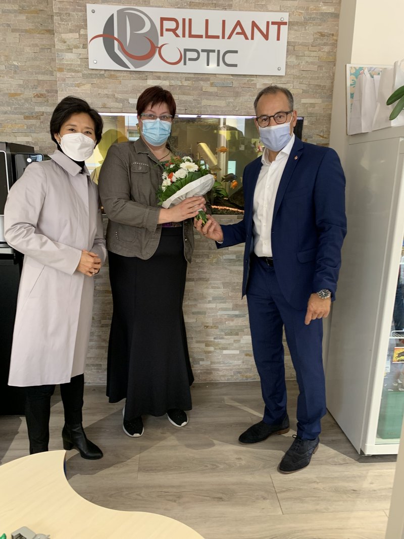 Bürgermeister Adnan Shaikh und Dong-Mi Park-Shin, Leiterin der Wirtschaftsförderung der Stadt Eschborn, besuchten die Optikerin Kristina Prässler.