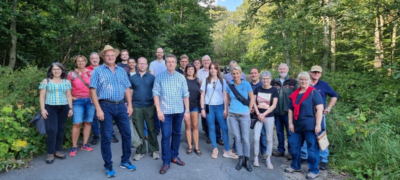 Bei bestem Wetter - Eschborner Kommunalpolitiker wandern durch den Stadtwald.