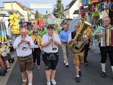 Marsch über den Markt mit Blaskapelle