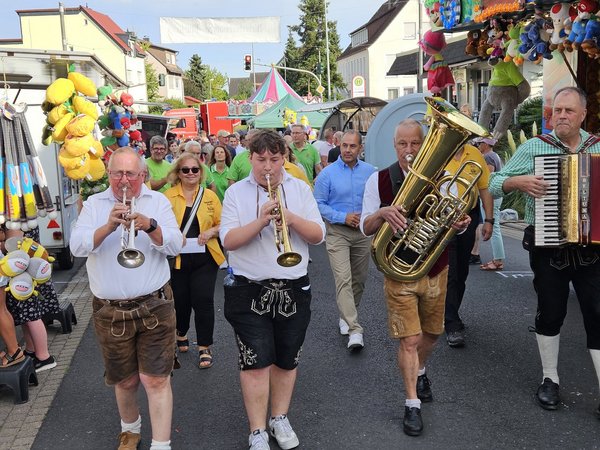 Marsch über den Markt mit Blaskapelle