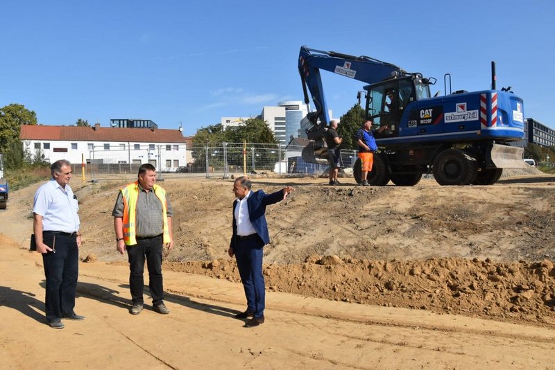 Bürgermeister Adnan Shaikh mit Mitarbeitern der Stadtverwaltung im Sommer vergangenen Jahres an der Baustelle.