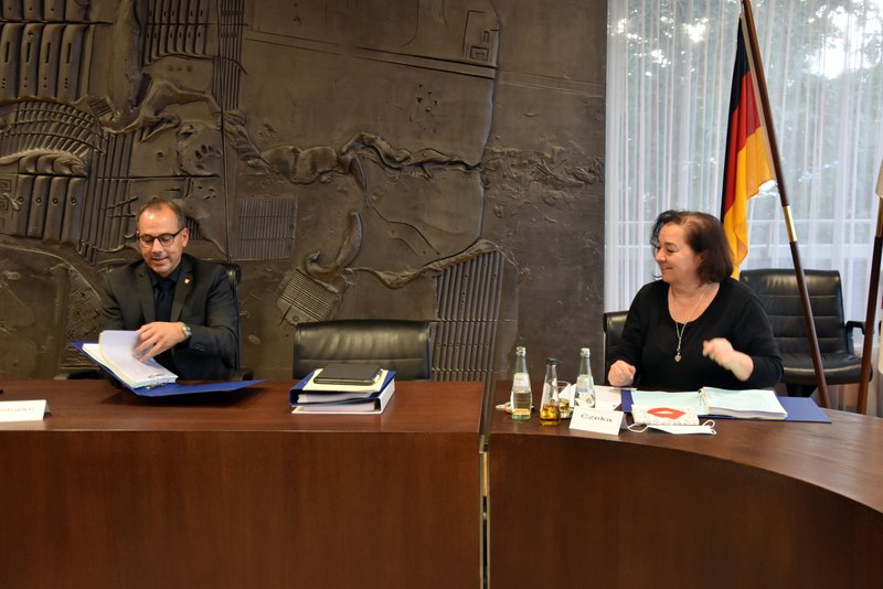Fachbereichsleiterin Gabi Czeka und Bürgermeister Adnan Shaikh sitzen im Magistratszimmer im Rathaus..