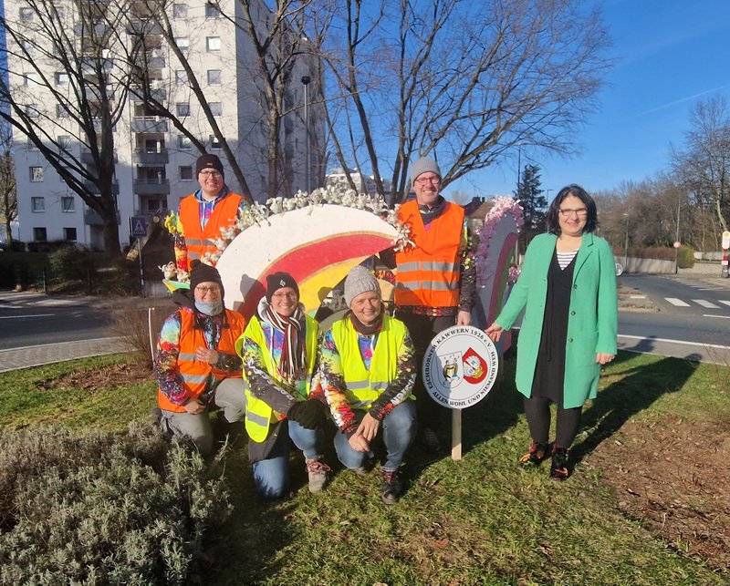 Lars Petermann, Christiane Neuhaus, Jasmin Donath, Monika Schäfer, Detlef Schwens und Erste Stadträtin Grade vor den Narrenkappen auf dem Kreisel