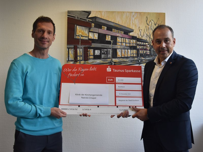 Entgegengenommen hat den Scheck Pfarrer Karsten Böhm von der Evangelischen Andreasgemeinde in Niederhöchstadt, der sich stellvertretend für den Klinik-Betreiber, die kenianische Partnergemeinde Nairobi Chapel, bedankt.