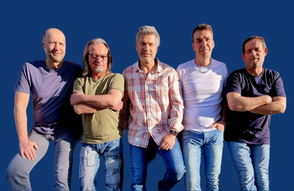 Die fünf Mitglieder von Backtrip stehen vor einem blauen Hintergrund.