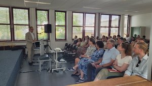 Bürgermeister Shaikh hält eine Rede vor den Gästen.