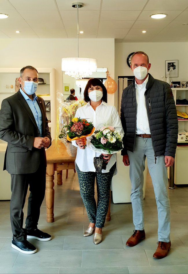 Bürgermeister Adnan Shaikh, Inhaberin Marina Monning und Bundestagsabgeordneter Norbert Altenkamp (v.l.n.r.).