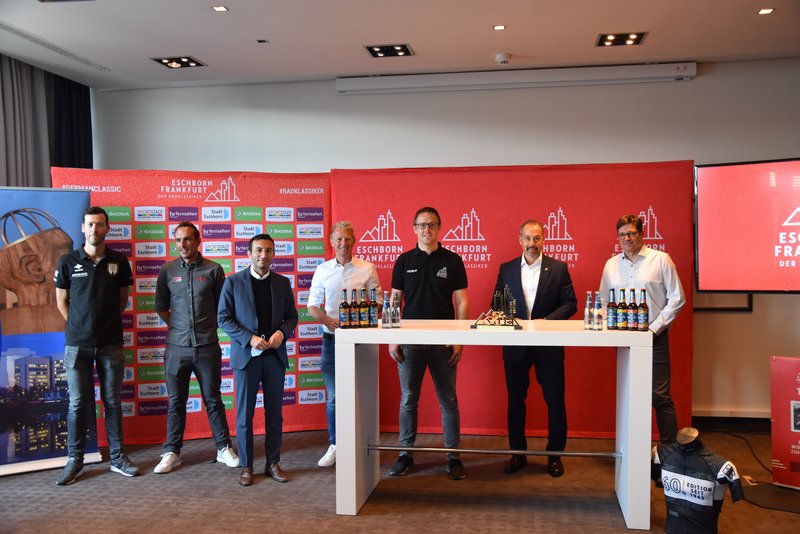 Alle Jahre wieder - von Coronapausen mal abgesehen - findet vor dem Radklassiker Eschborn-Frankfurt die Pressekonferenz statt, in der die Organisatoren, Unterstützer und einige Profis der Presse Rede und Antwort stehen.