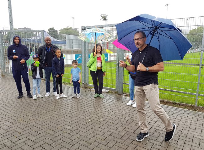 Vereinsbeauftragter für Integration und Soziales Asif Razi, Vereinsvorsitzender Martin-Guy Sapha, Stadtverordnete Bärbel Grade und Bürgermeister Adnan Shaikh.