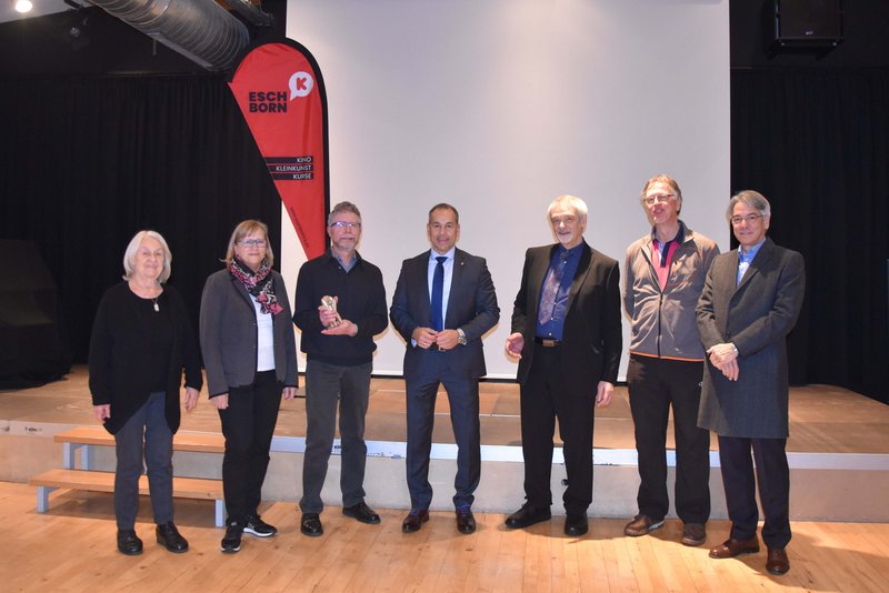 Die Glückwünsche von Bürgermeister Adnan Shaikh (Mitte) nahmen (v.l.n.r.) Elke Dörner, Silvia Seeger-Sachau und Benno Moritz, Alexander Wörner, Reinhard Böhm und Friedrich Wächtershäuser entgegen.
