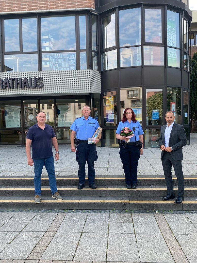 Die beiden Stadtpolizisten Irmgard Wengerter und Bernd Felix Abel sind von Bürgermeister Adnan Shaikh im Rathaus geehrt worden.