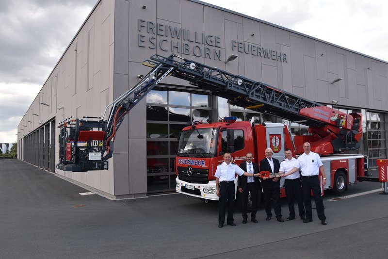 Die Feuerwehr ist stolz auf ihr neues Hubrettungsfahrzeug.